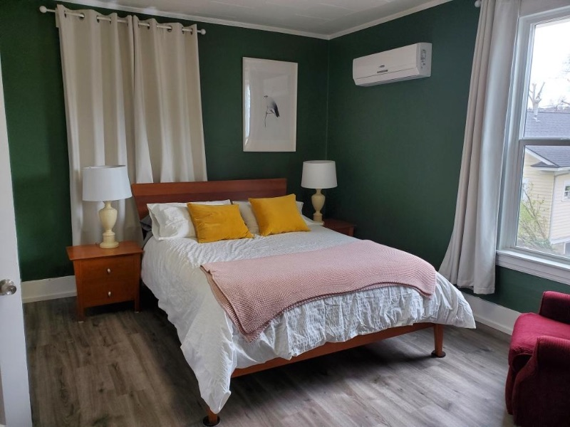 Spacious Upstairs 1-Bedrm apt - Lewiston