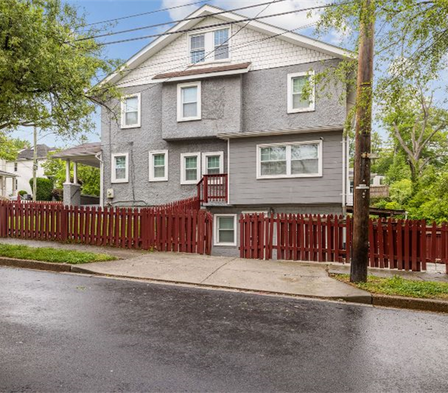 Newly Renovated, Spacious, 1 Bedroom Basement Apartment - Photo 1