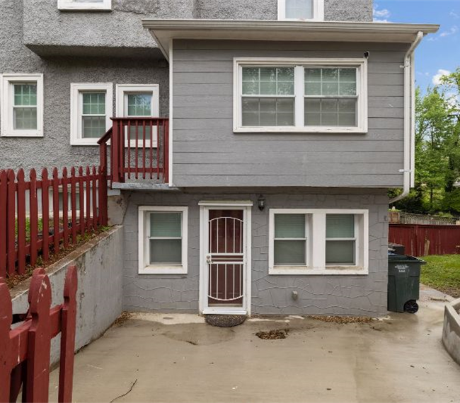 Newly Renovated, Spacious, 1 Bedroom Basement Apartment - Photo 2