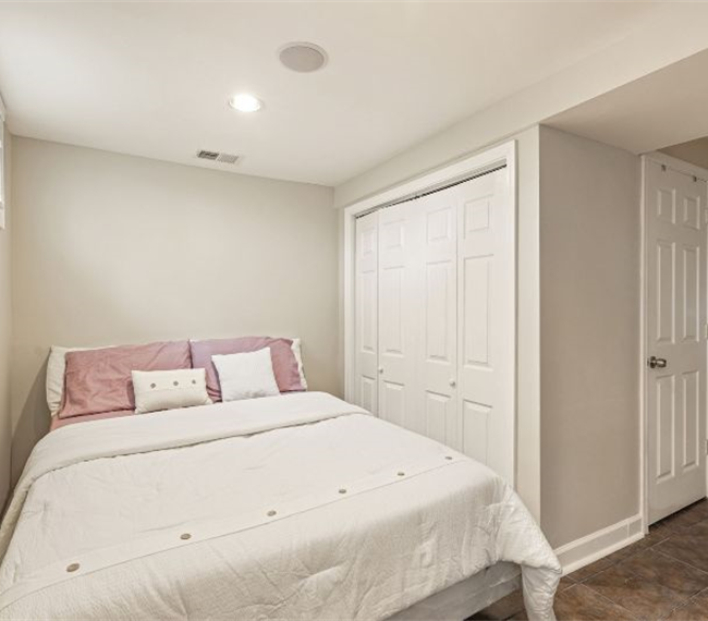 Newly Renovated, Spacious, 1 Bedroom Basement Apartment - Photo 10