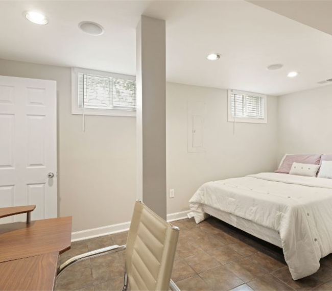 Newly Renovated, Spacious, 1 Bedroom Basement Apartment - Photo 12