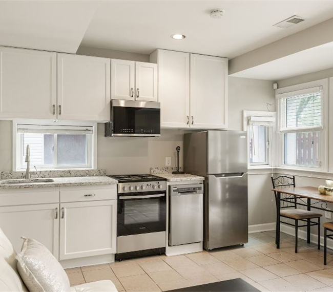 Newly Renovated, Spacious, 1 Bedroom Basement Apartment - Photo 3