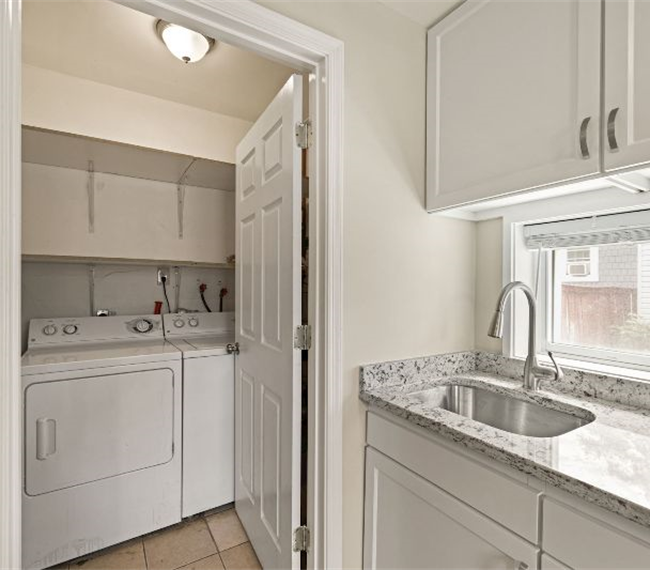 Newly Renovated, Spacious, 1 Bedroom Basement Apartment - Photo 5