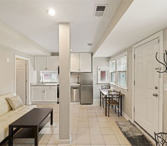 Newly Renovated, Spacious, 1 Bedroom Basement Apartment - Photo 6