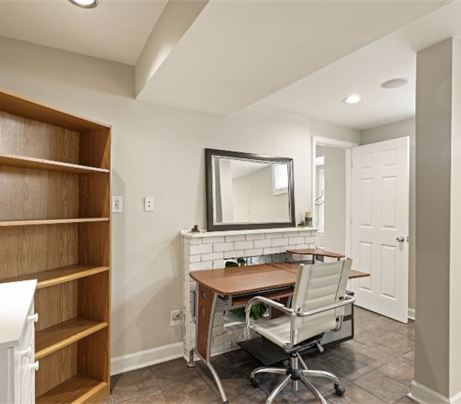 Newly Renovated, Spacious, 1 Bedroom Basement Apartment - Photo 11