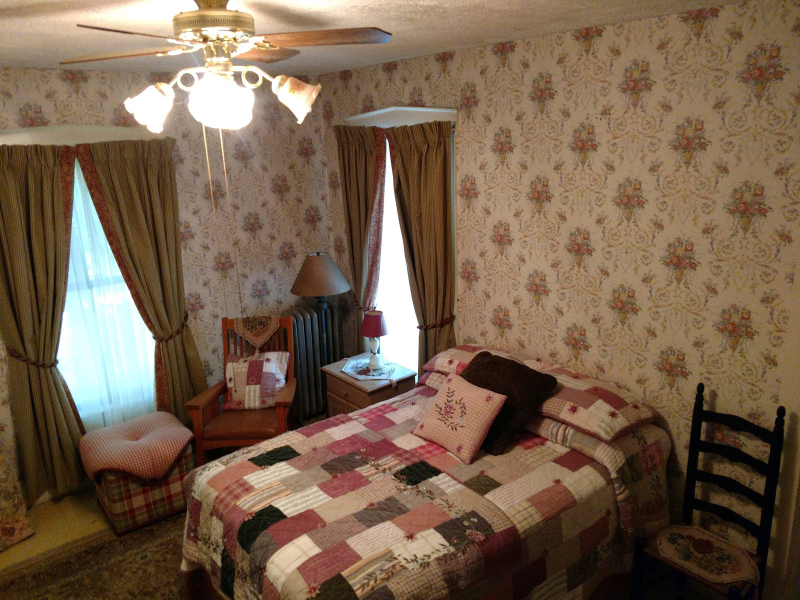 Private Room in a Victorian Home - Photo 3