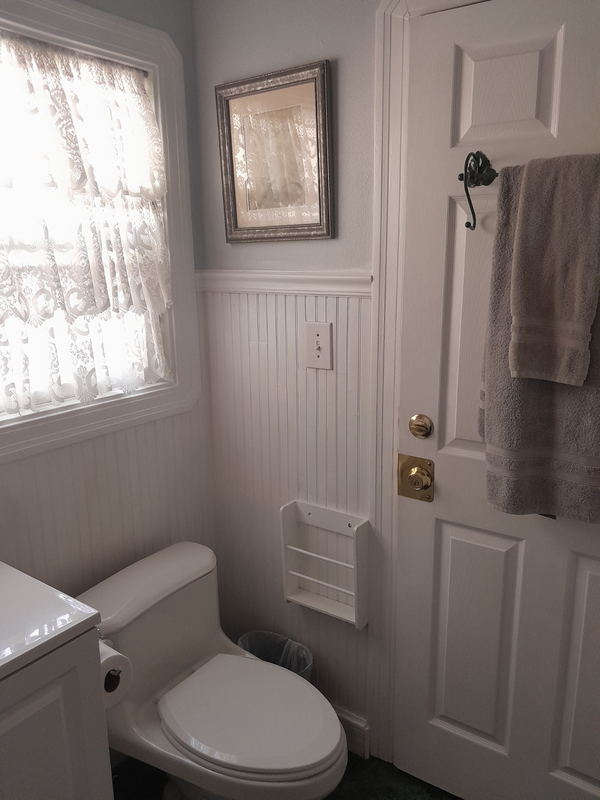 FURNISHED ROOM WITH PRIVATE ENTRANCE