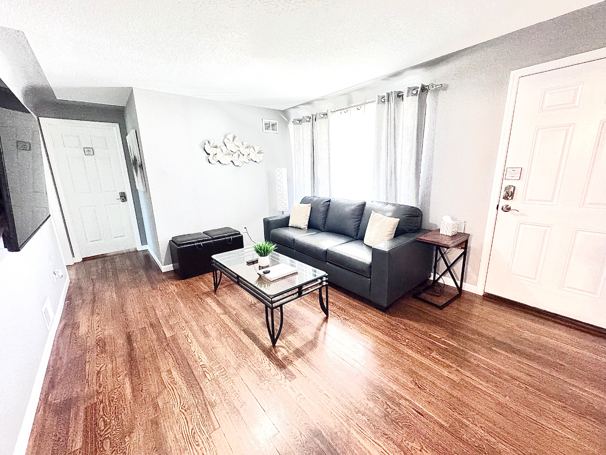 Denver (Z): 3Bdrm-3Bath: w/2car Garage; plus sofa bed; Pets OK; Near Park