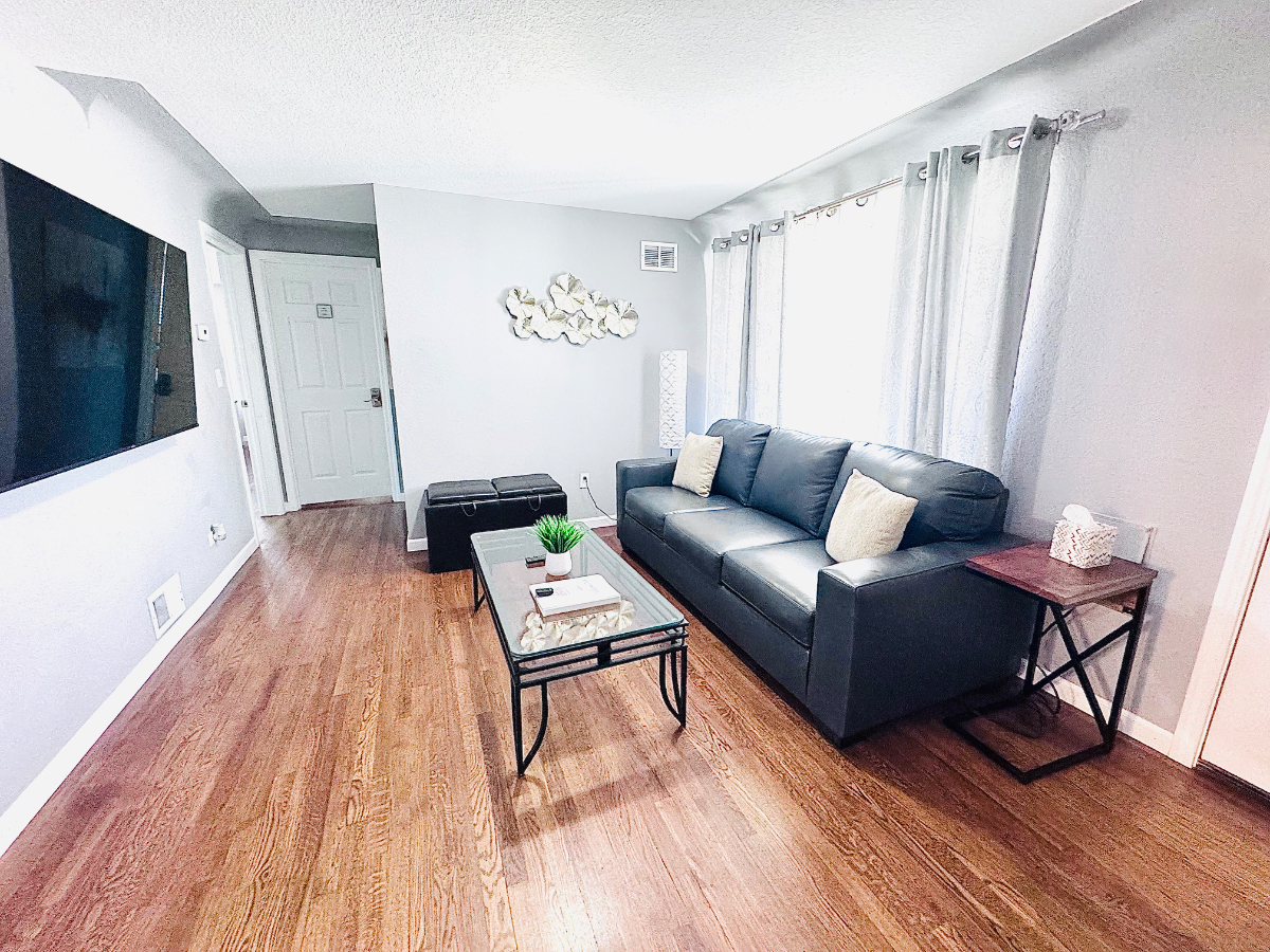 Denver (Z): 3Bdrm-3Bath: w/2car Garage; plus sofa bed; Pets OK; Near Park - Photo 2