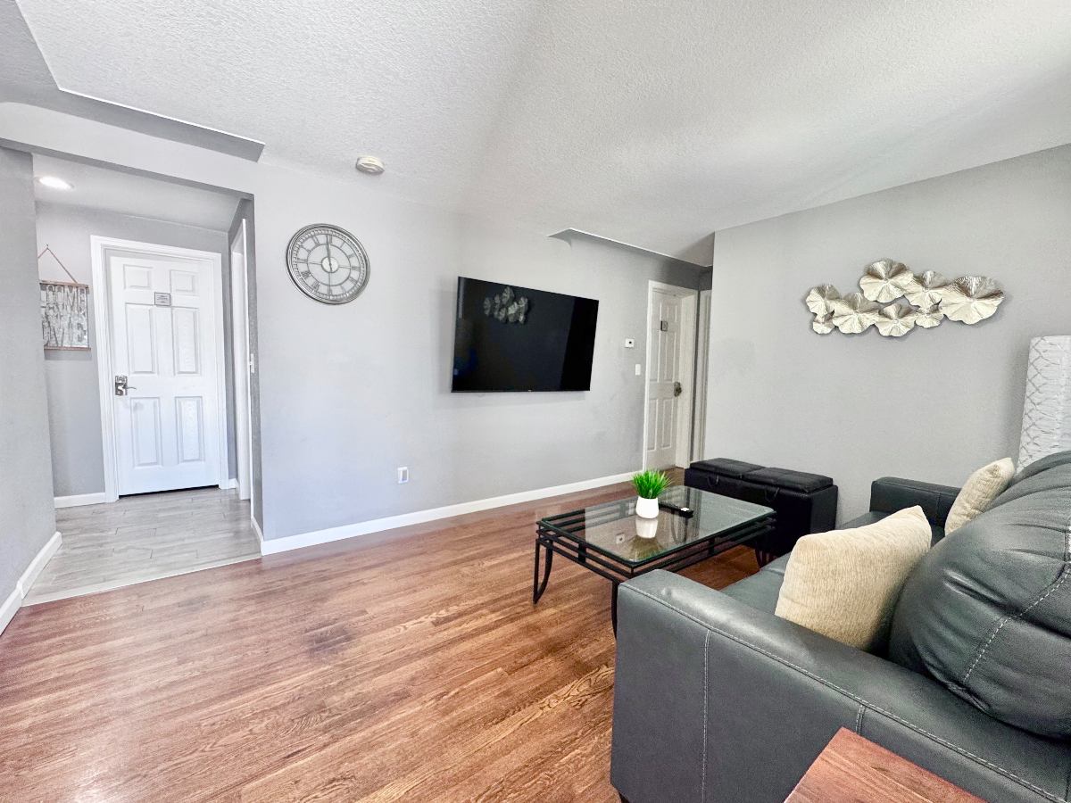 Denver (Z): 3Bdrm-3Bath: w/2car Garage; plus sofa bed; Pets OK; Near Park - Photo 4