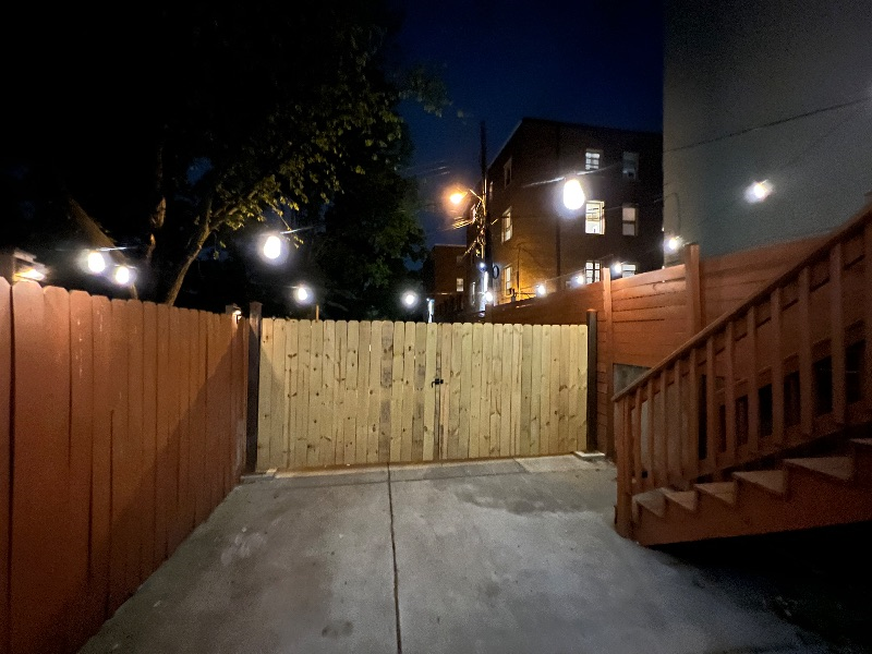 Beautiful, spacious 1BD english basement with full kitchen and private parking in great location - Photo 4
