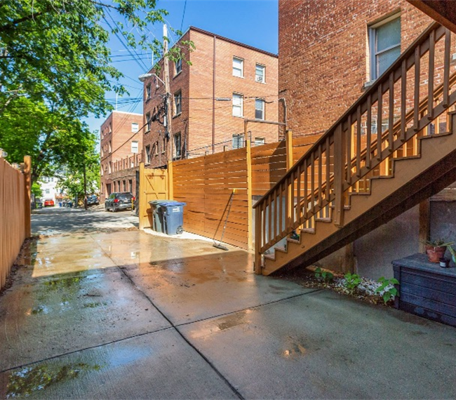Beautiful, spacious 1BD english basement with full kitchen and private parking in great location - Photo 2