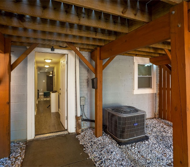 Beautiful, spacious 1BD english basement with full kitchen and private parking in great location - Photo 6