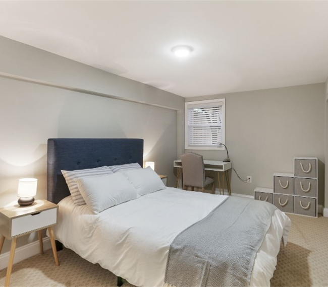 Beautiful, spacious 1BD english basement with full kitchen and private parking in great location - Photo 1