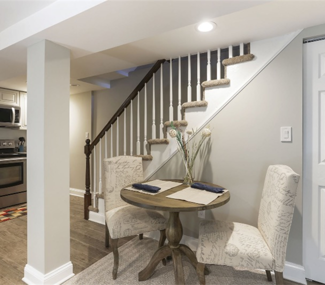 Beautiful, spacious 1BD english basement with full kitchen and private parking in great location - Photo 12