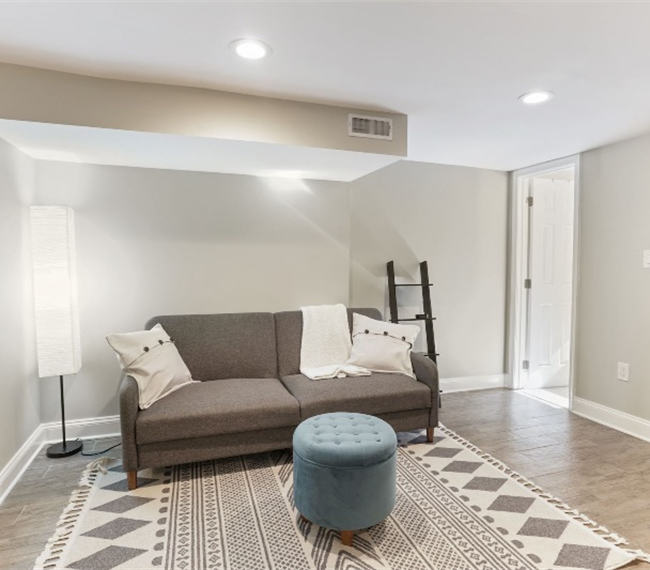 Beautiful, spacious 1BD english basement with full kitchen and private parking in great location - Photo 10