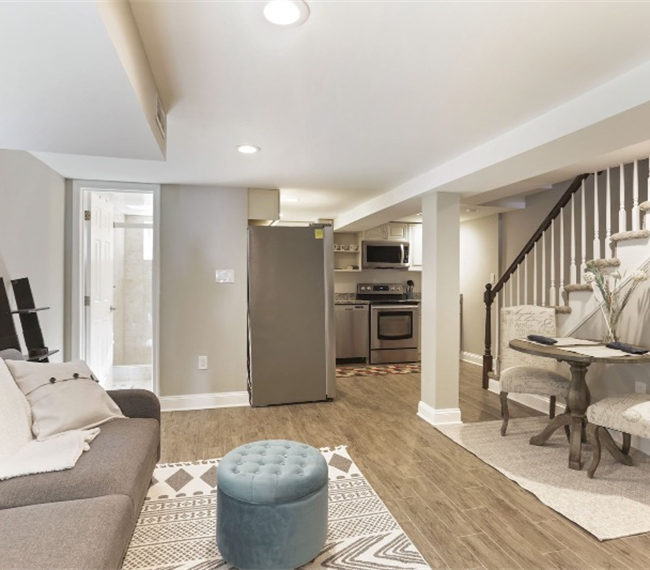 Beautiful, spacious 1BD english basement with full kitchen and private parking in great location - Photo 9
