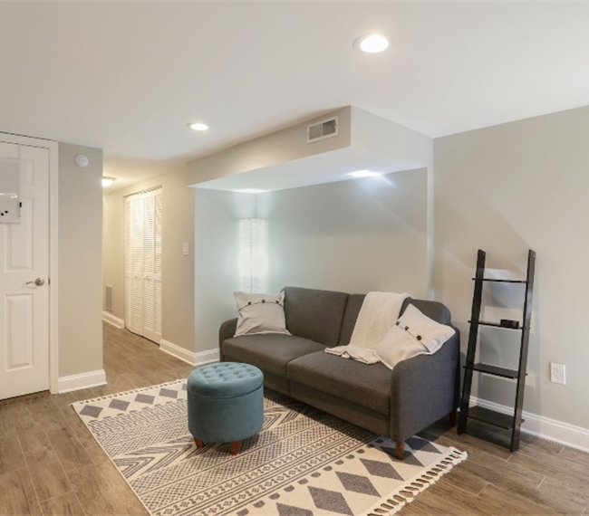 Beautiful, spacious 1BD english basement with full kitchen and private parking in great location - Photo 11