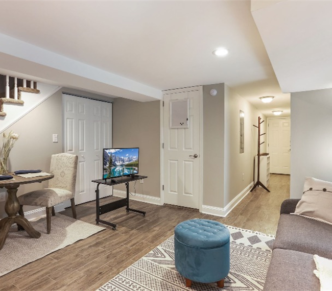 Beautiful, spacious 1BD english basement with full kitchen and private parking in great location - Photo 8