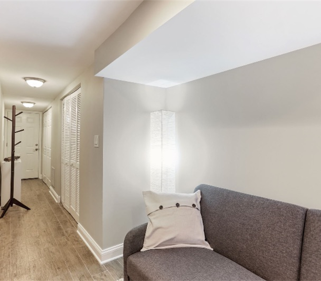 Beautiful, spacious 1BD english basement with full kitchen and private parking in great location - Photo 7