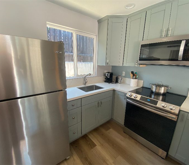 Luxury 1BR Cottage with a Contemporary Kitchen - Photo 4