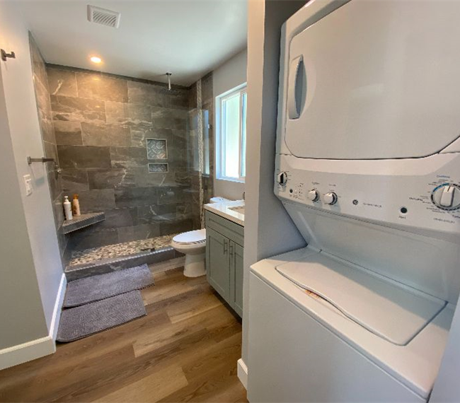 Luxury 1BR Cottage with a Contemporary Kitchen - Photo 5