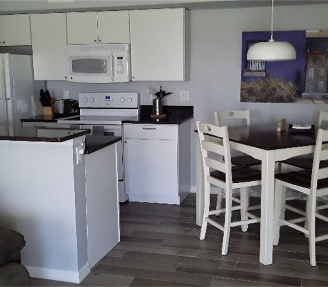 Quiet 1-bedroom condo in lush settings close to hospitals - Photo 4
