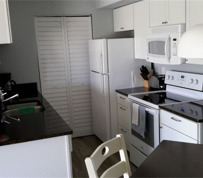 Quiet 1-bedroom condo in lush settings close to hospitals - Photo 3