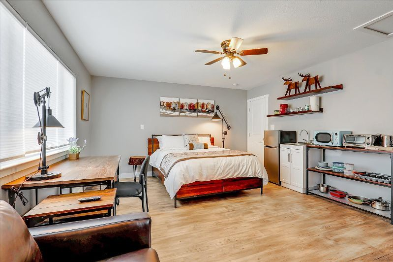 Private studio Queen bed kitchenette