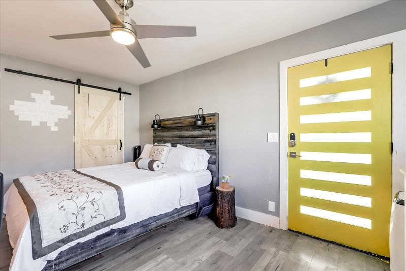Cute private studio queen bed kitchenette