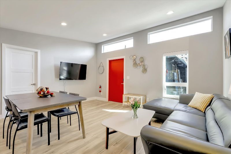 Large 1bed unit king bed w/ac parking FULL kitchen