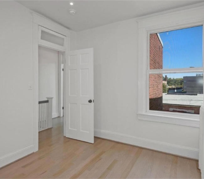 4 Br/3Ba Rowhouse just minutes from Hospitals! - Photo 8