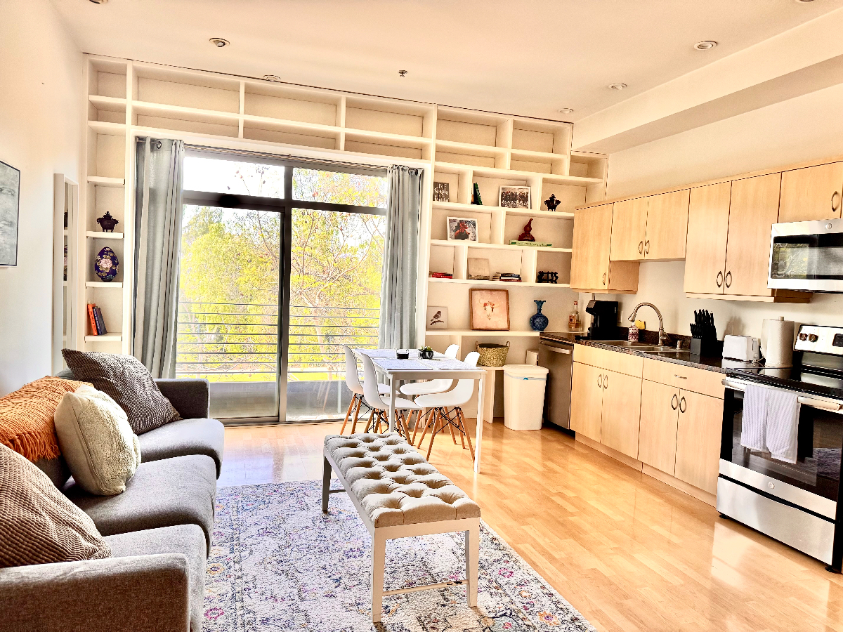 2nd Flr Corner Unit, WD/AC/Free Parking