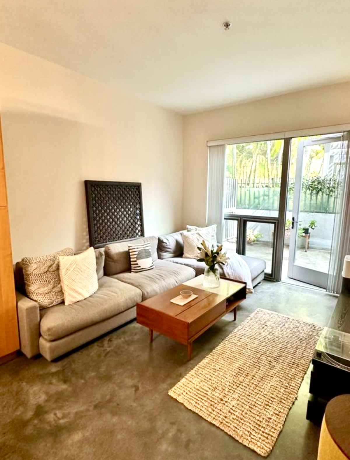 Corner 2br 2bth with Patio, AC/WD/Parking