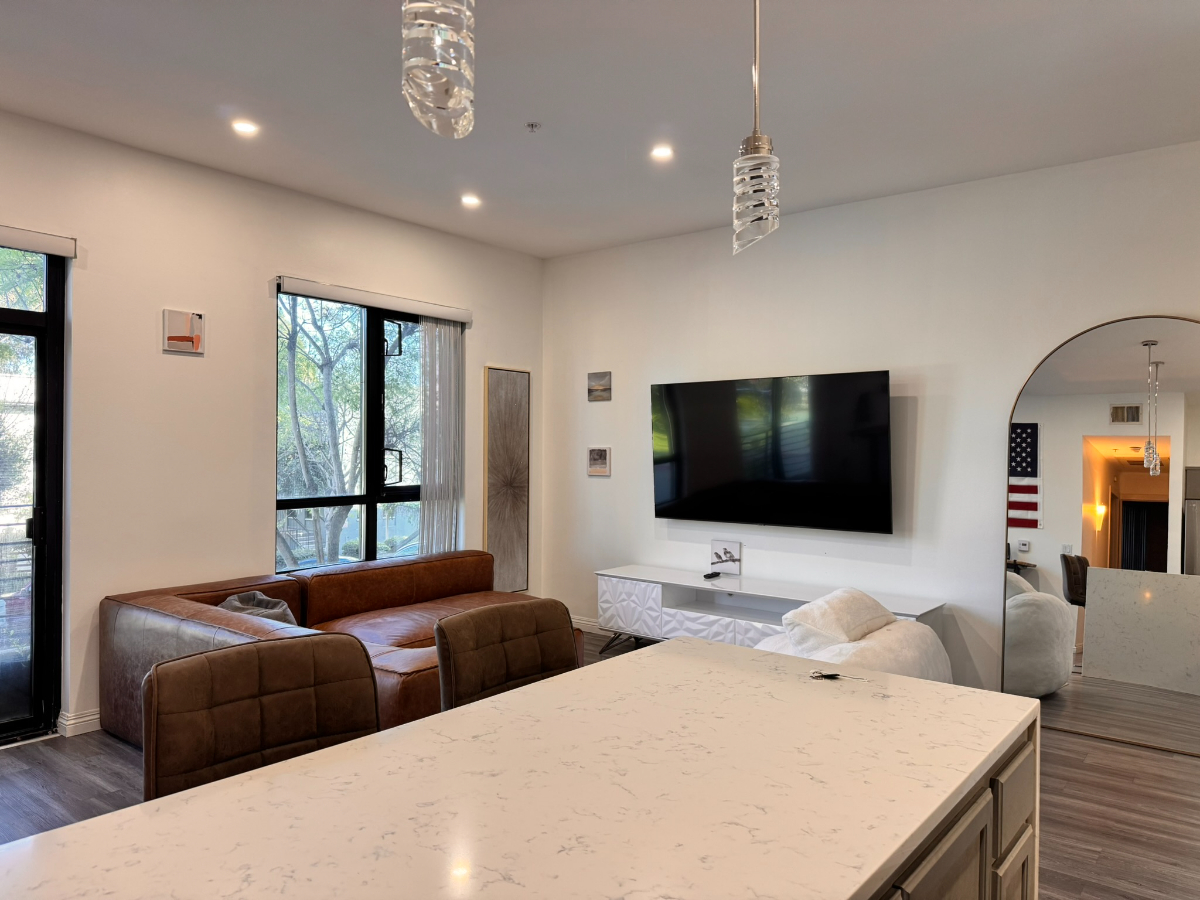 Modern Quiet 2br 2bth Corner Unit, WD/Parking