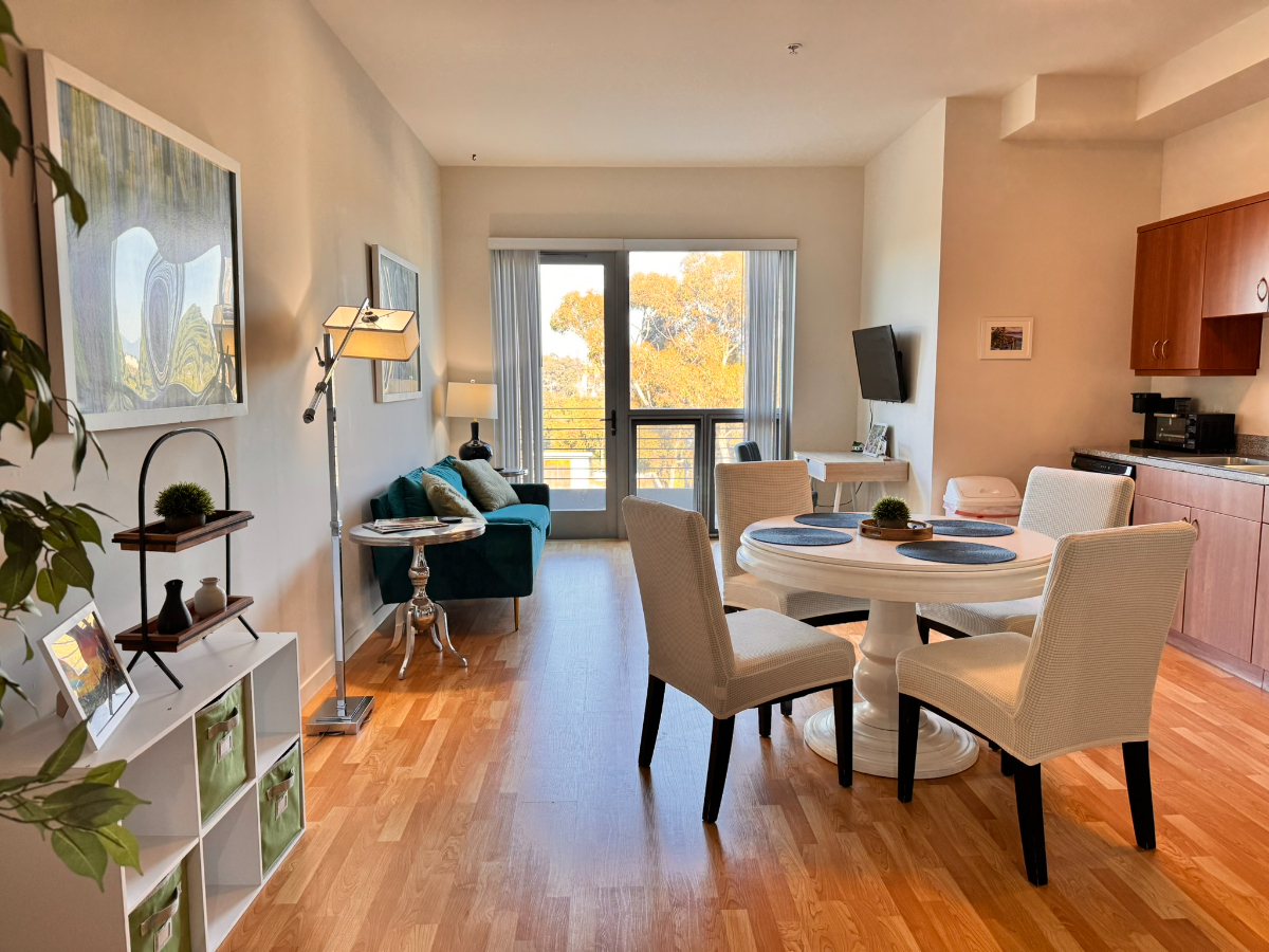 Vibrant Loft, View/WD/AC/Free Parking, Walk to All