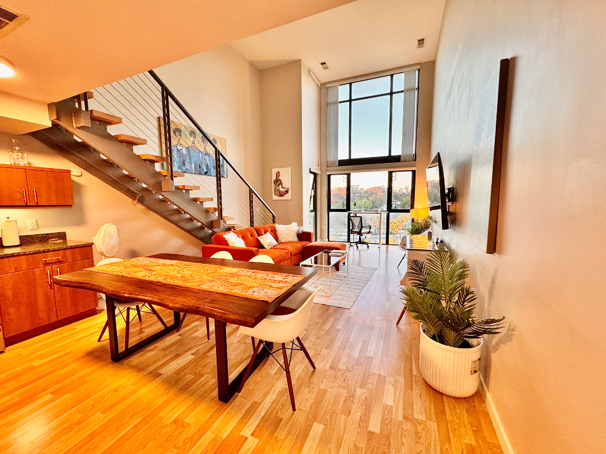 Large Unit with Astonishing View, WD/AC/Parking - Photo 3