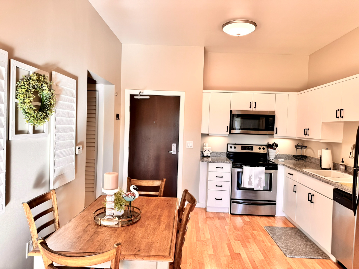 Large Unit with Astonishing View, WD/AC/Parking - Photo 3