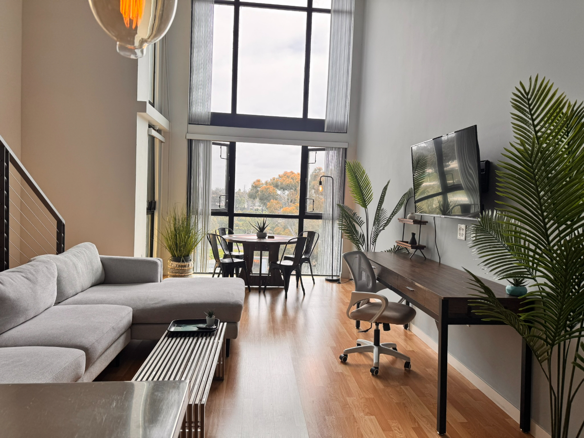 Upgraded Park View Penthouse, W/D /AC/Free Parking