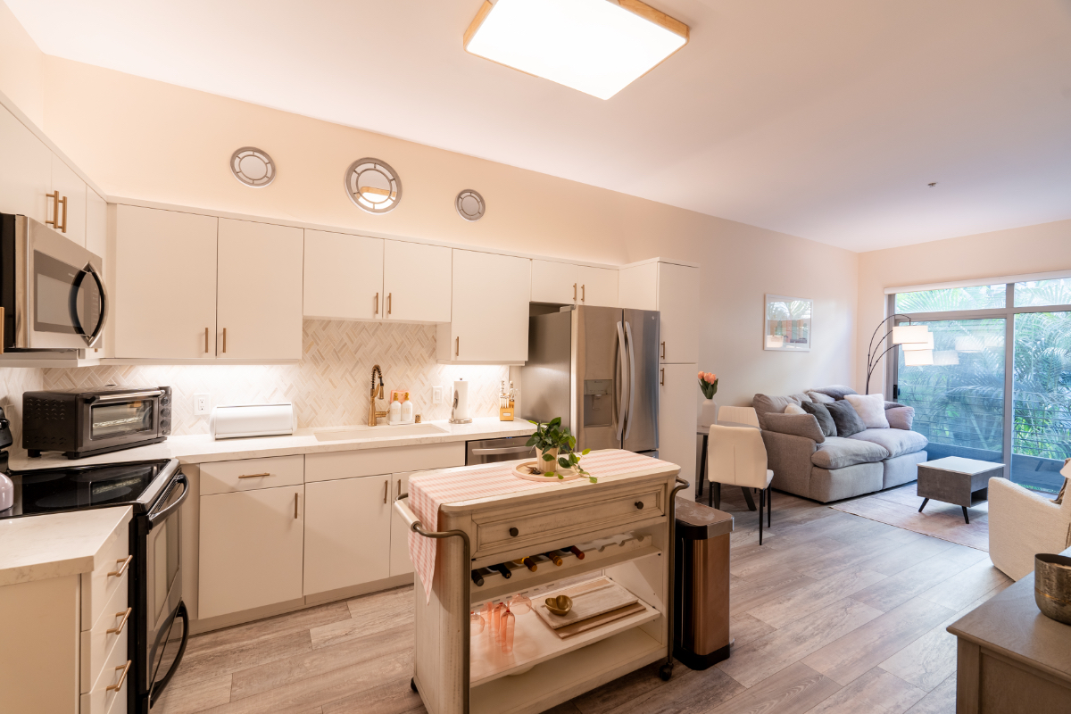 Chic/Comfy 1br WE/AC/Parking, Walk to All