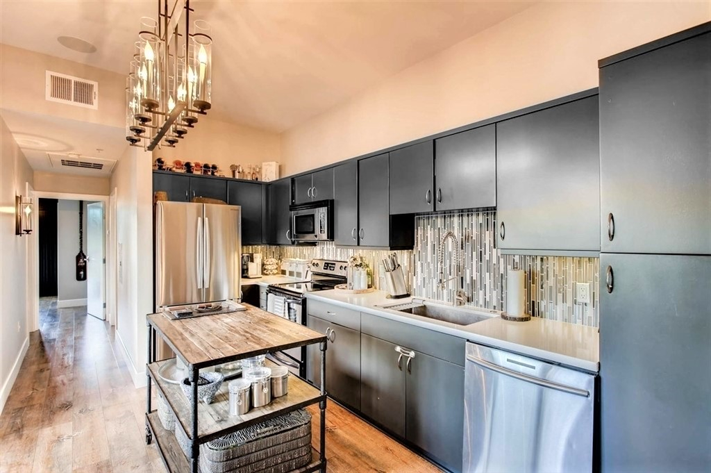 Corne 2br 2bth with balcony & view, WD/AD/Parking