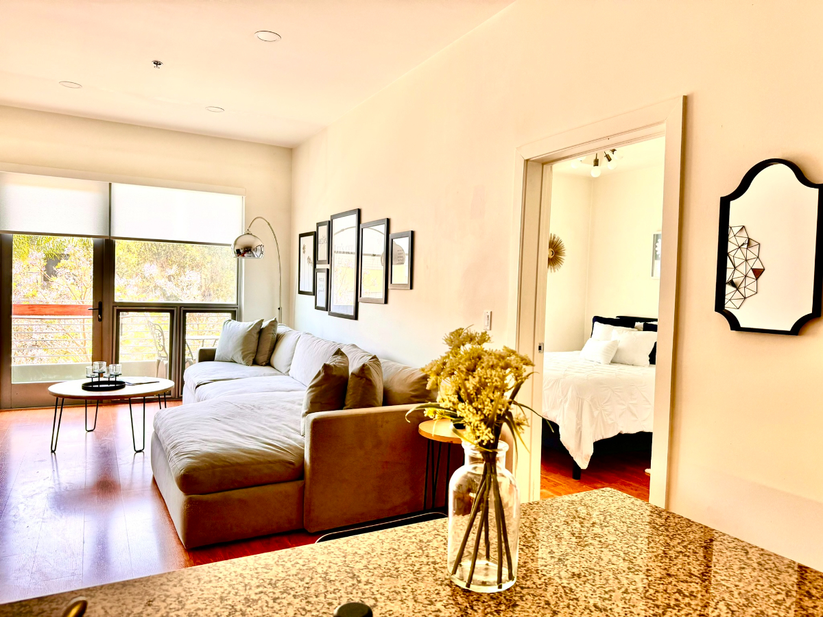 Skyline View Bright 1br with Balcony/WD/AC/Parking