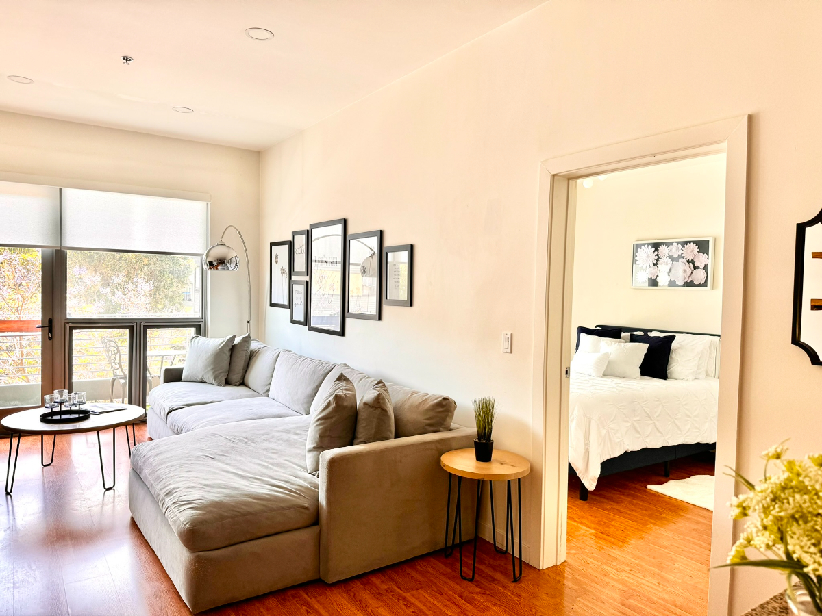 Skyline View Bright 1br with Balcony/WD/AC/Parking