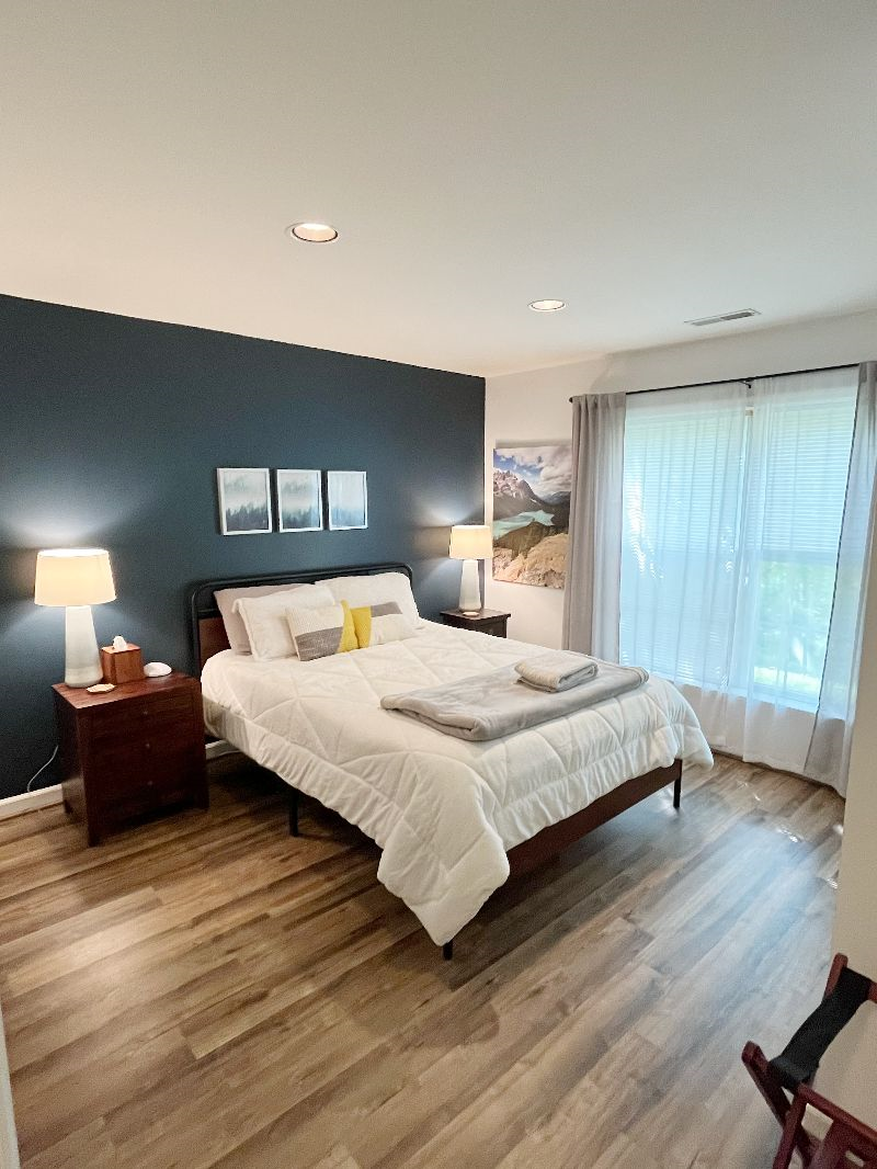 Private Bedroom, Bathroom and Livingroom in Mid Century Modern home - Photo 2