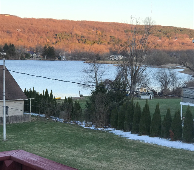 Water front 2 bedroom house , 10 min from downtown Syracuse , hospitals , university and shopping. - Photo 1
