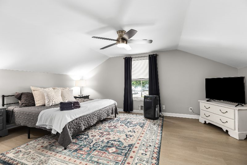 Spacious Upper Flat, Close to all Metro Detroit