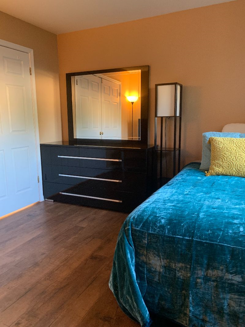 Clean Room in Spacious Home - Photo 1