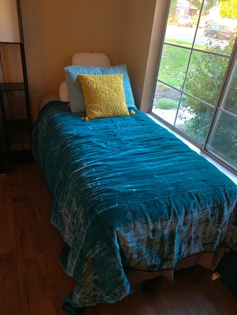 Clean Room in Spacious Home - Photo 2
