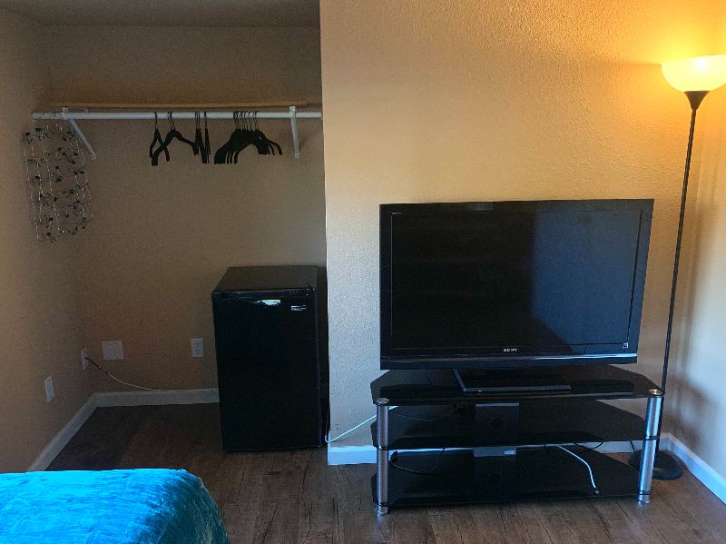 Clean Room in Spacious Home - Photo 3