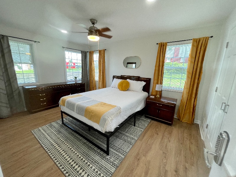 Trendy Mustard Private Room w/Huge Bathroom